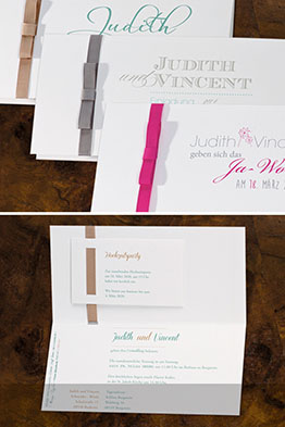 Aufgeklappte, auf der Innenseite bedruckte Einladungskarte.