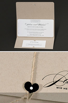 Die Karte aufgeklappt mit bedrucktem Einleger und Zusatzkärtchen.