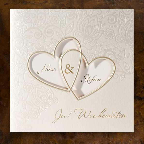 Elegante Hochzeitseinladungen mit zwei Herzen – vergrößerte Abbildung Elegante Hochzeitseinladungen mit zwei Herzen, Sichtstanzungen und Blumenmuster.