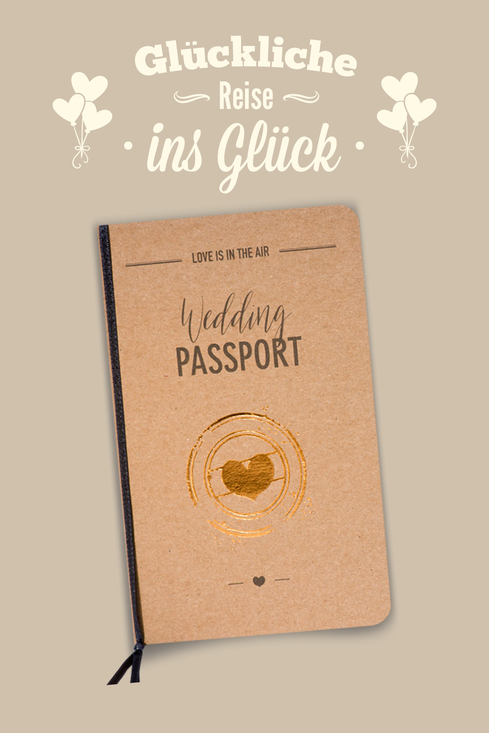 Vintage-Hochzeitseinladungen aus braunem Kraftkarton mit goldenem Herz und dunkelbraunem Band am linken Rand. Aufgedruckter Text: Love is in the air und Wedding Passport.
