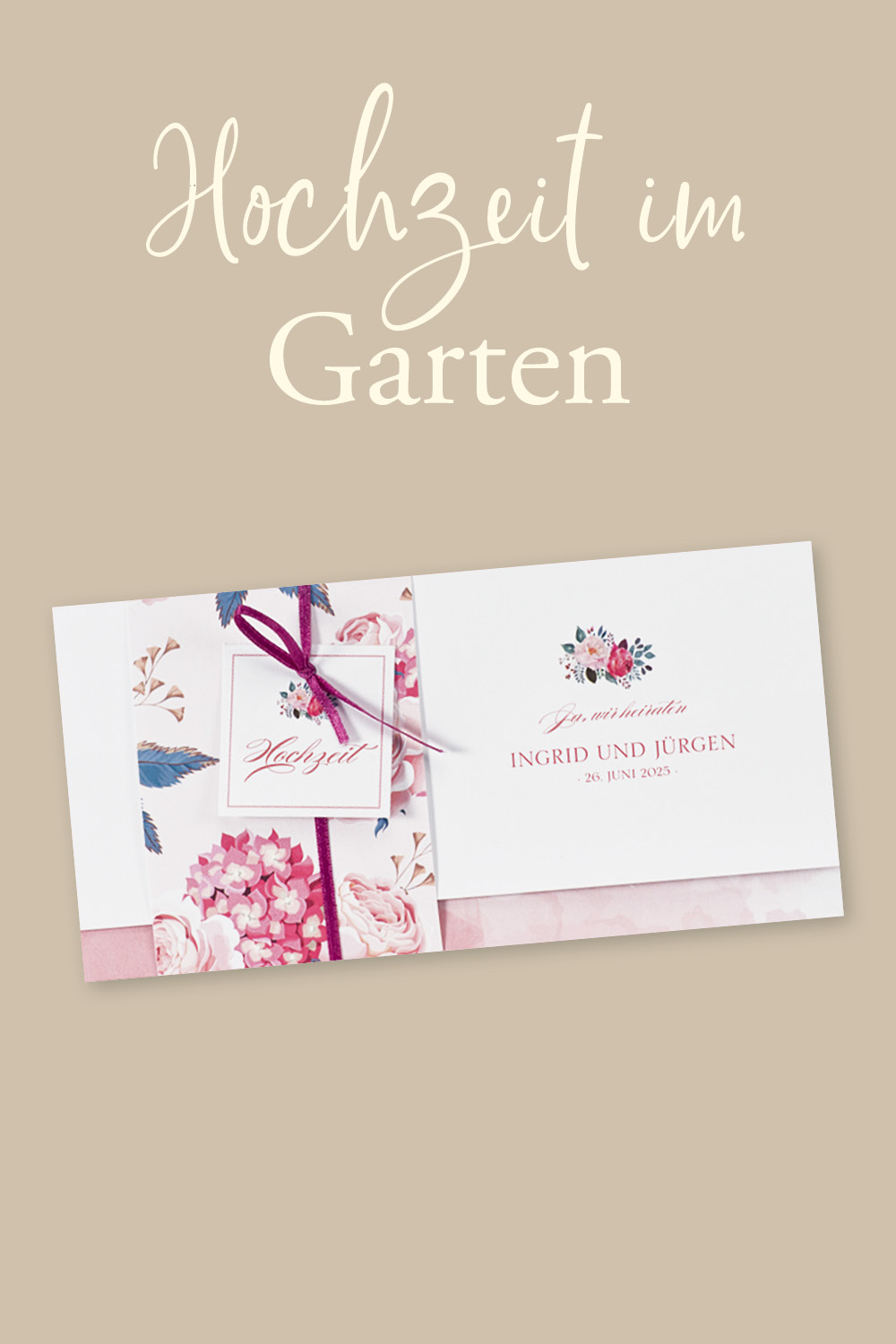 Einladungskarten zur Hochzeit, mit Banderole verschlossen. Blumenmotive und Rosa-Töne.