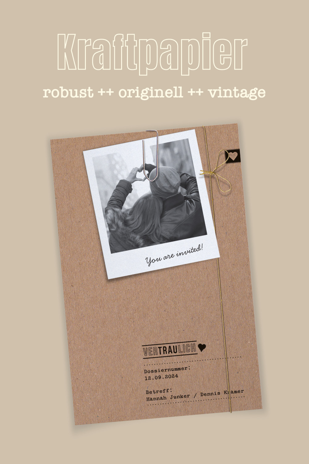 Hochzeitsmappe aus Kraftpapier mit angeheftetem Foto.