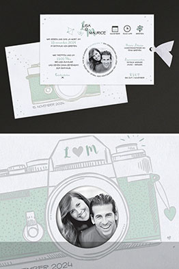 Die Einladungskarte mit ausgezogenem, bedruckten Einleger.