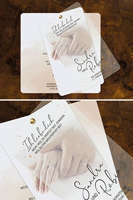 Aufgefächerte Hochzeitseinladung. Die einzelnen Papierteile werden oben mittig durche eine Messingniete zusammengehalten.