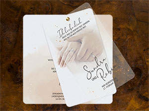 Vergrößerte Abbildung Aufgefächerte Hochzeitseinladung. Die einzelnen Papierteile werden oben mittig durche eine Messingniete zusammengehalten.