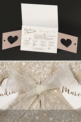 Aufgeklappte Karte mit aufgestelltem, bedruckten Einleger.