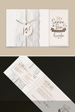 Aufgeklappte Hochzeitskarten mit bedrucktem Texteinleger