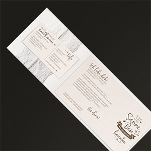 Vergrößerte Abbildung Aufgeklappte Hochzeitskarten mit bedrucktem Texteinleger