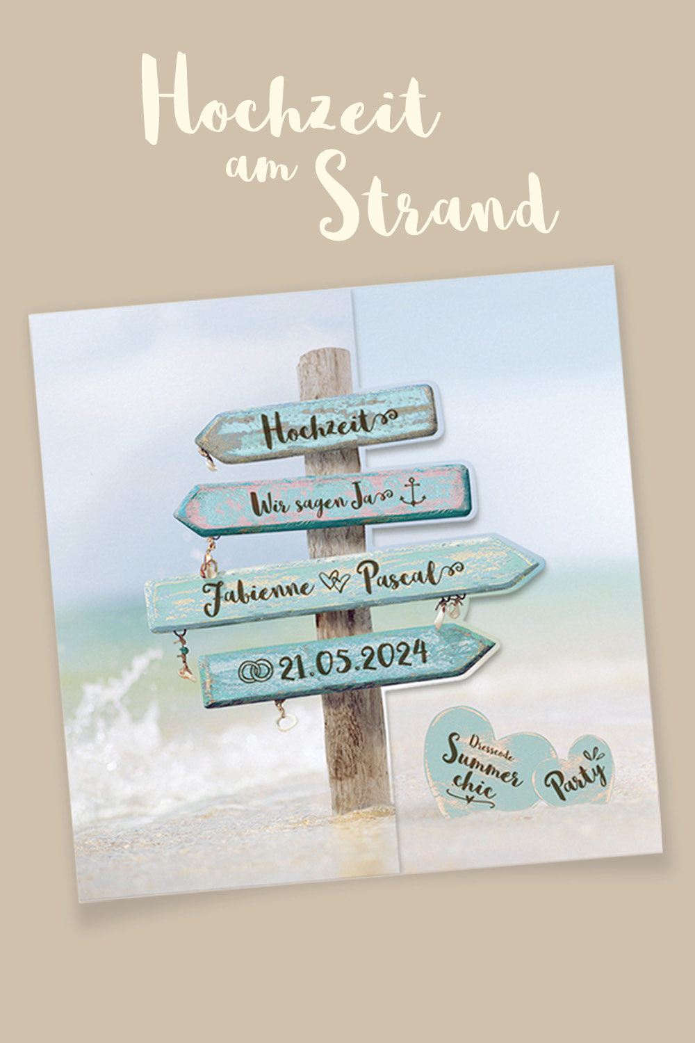 In Blautönen gehaltene Hochzeitseinladng mit abgebildetem Wegweiser. Im Hintergrund Meer mit Sandstrand auf dem zwei blaue Herzen liegen.