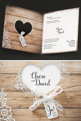 Die aufgeklappte Hochzeitseinladung mit den dedruckten Einladungstexten.