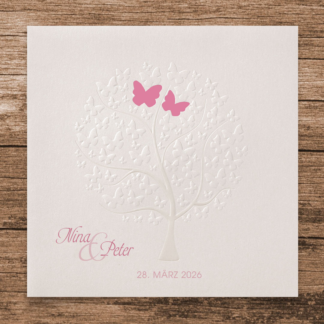 Vergrößerte Abbildung Cremefarbene Hochzeitseinladung mit rosa Texten und Schmetterlingen.