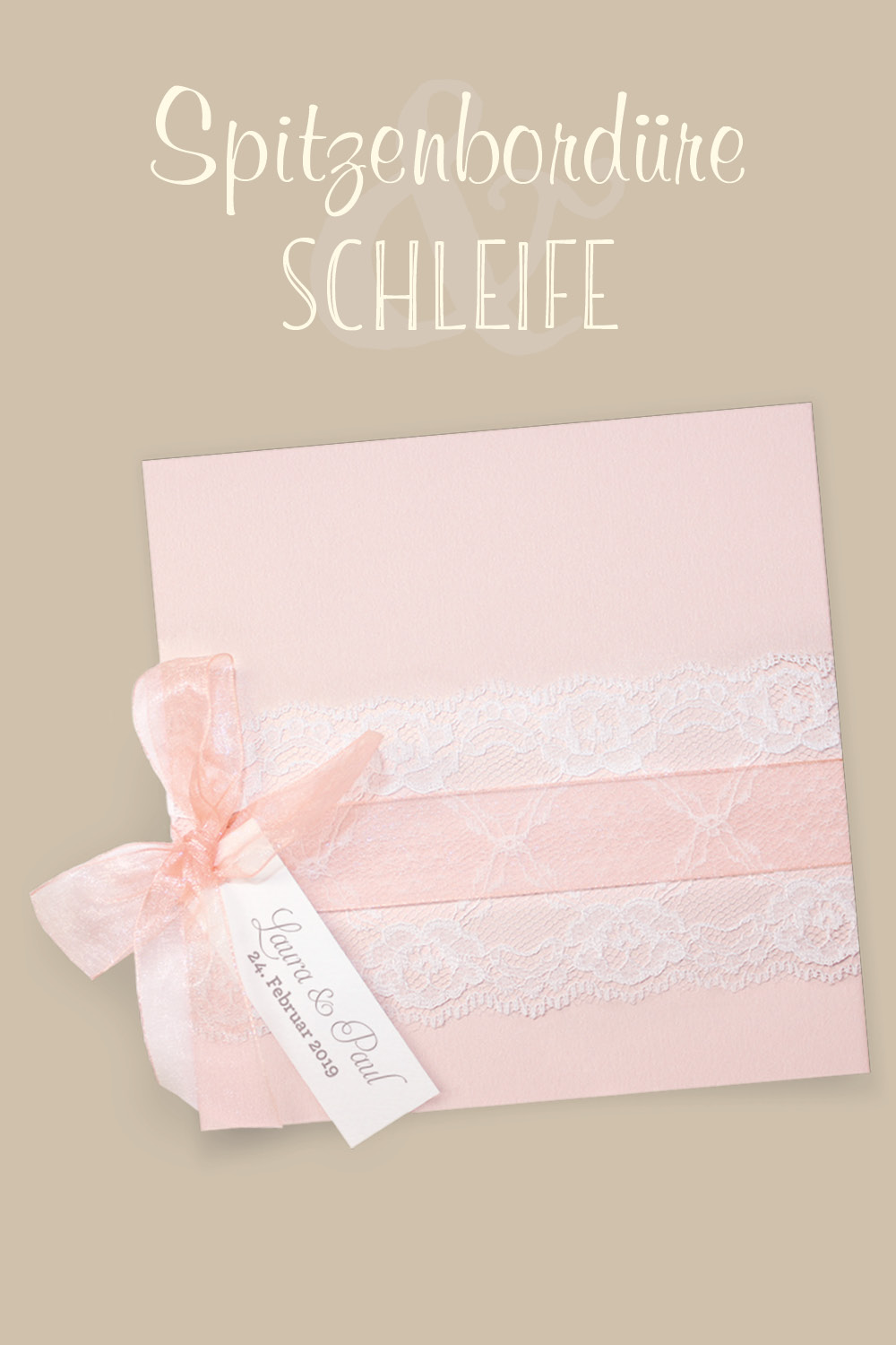 Romantische, rosa Hochzeitseinladungen mit Spitze und Organza-Bändchen.
