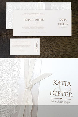 Karte mit bedrucktem Texteinleger und kleiner Zusatzkarte.