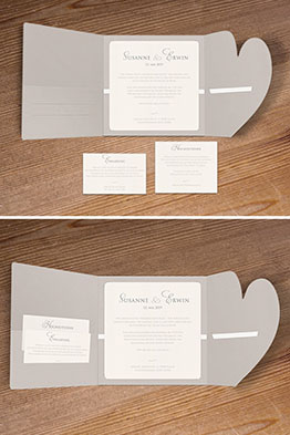 Aufgeklappte Einladungskarte, bedruckter Texteinleger und zwei kleine Zusatzkärtchen.