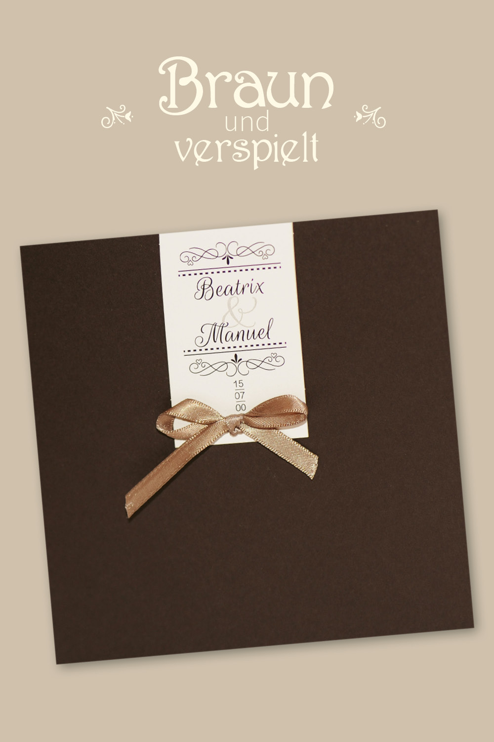 Braune Einladungskarten mit angeknüpftem weißen Kärtchen.