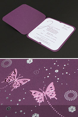 Aufgeklappte Karten mit bedrucktem Texteinleger.