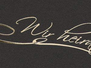 Goldener Foliendruck – vergrößerte Abbildung Detailaufnahme des goldenen Foliendrucks