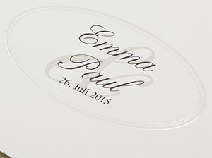 Vergrößerte Abbildung Ovale Prägung mit innerhalb gedruckten Texten.