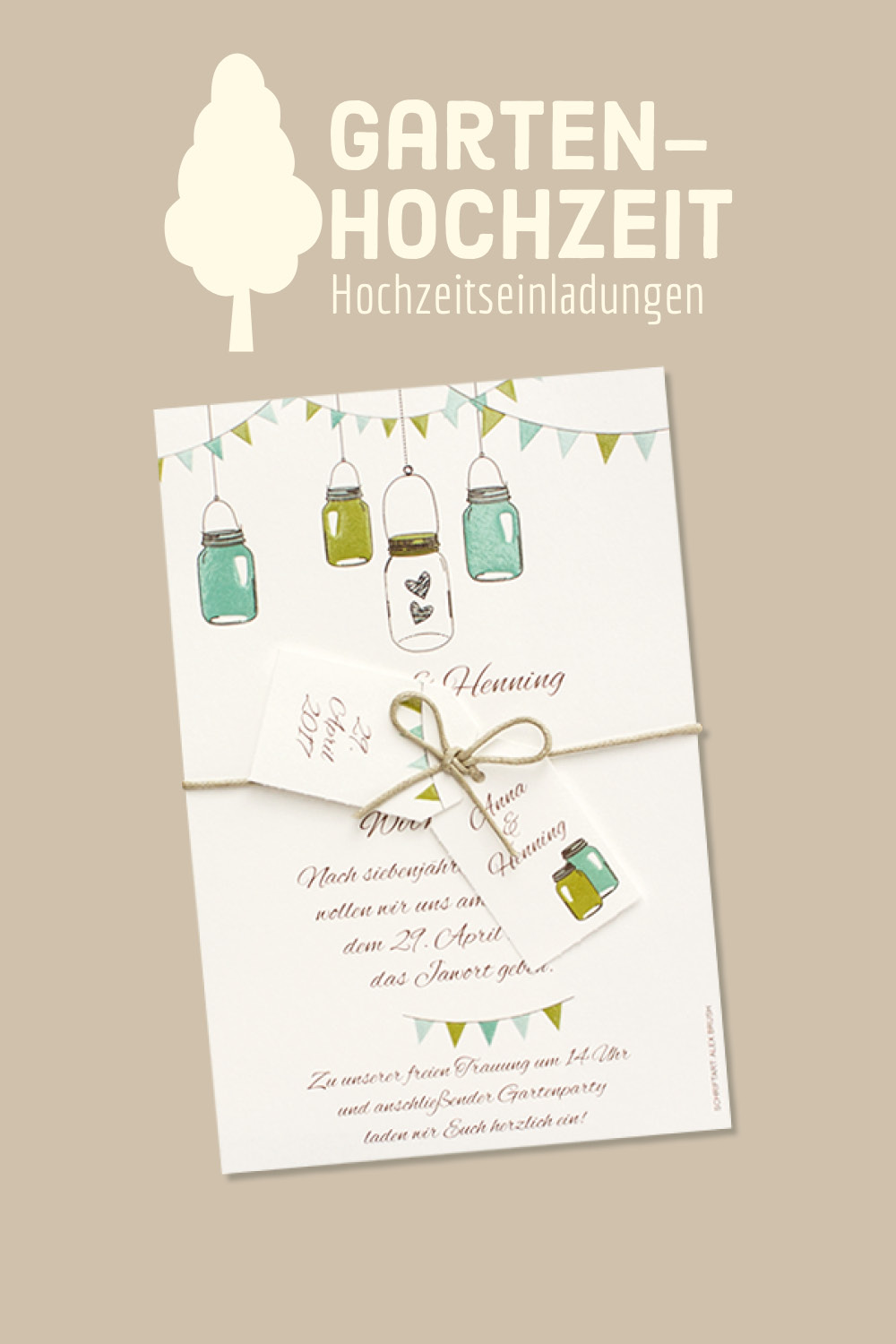 Hochzeitseinladungen zur Gartenhochzeit, umfasst von einer Kordel mit zwei Anhängern. Farbtöne in Creme, Grün und Türkis.