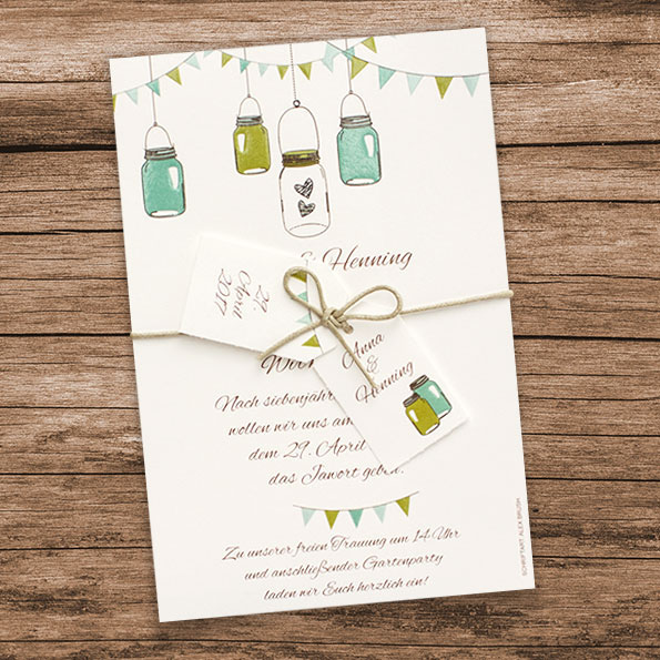 Hochzeitseinladungen mit Anhängern – vergrößerte Abbildung Hochzeitseinladungen zur Gartenhochzeit, umfasst von einer Kordel mit zwei Anhängern. Farbtöne in Creme, Grün und Türkis.