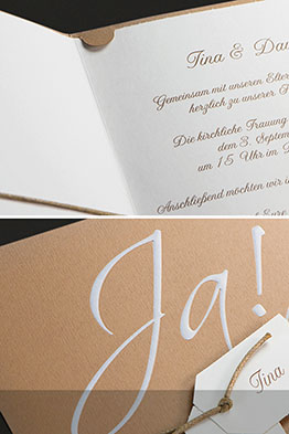 Der bedruckte Einleger in der aufgeklappten Hochzeitseinladung