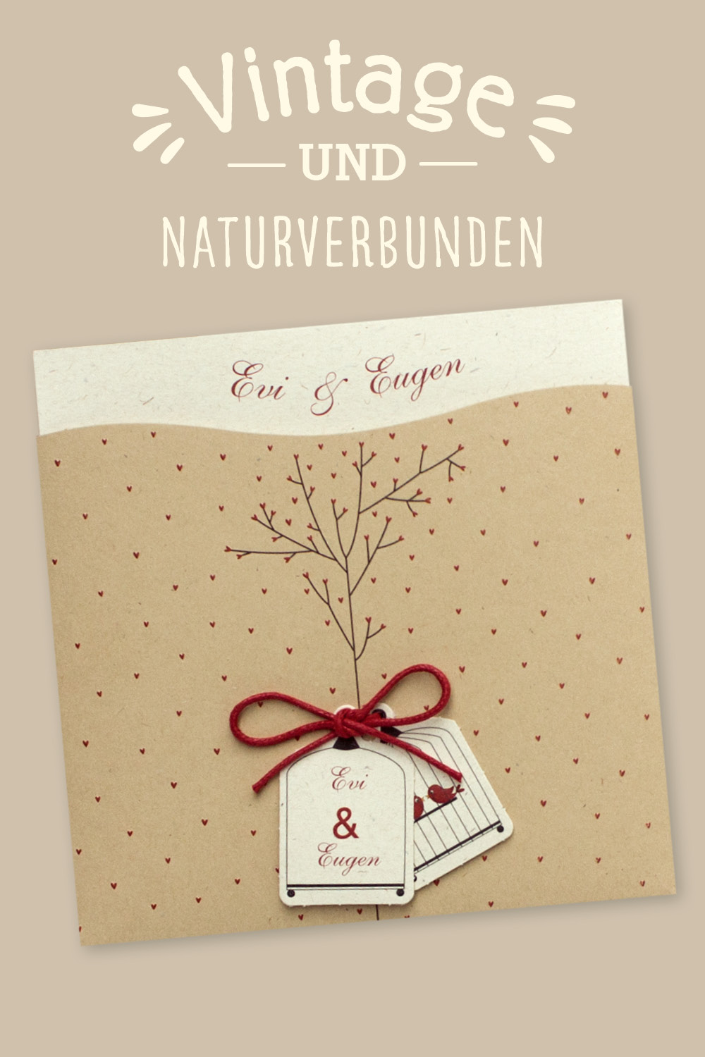 Verspielte Hochzeitseinladungen, vintage aus braunem Kraftpapier, rote Schleife mit zwei angeknüpften Anhängern.