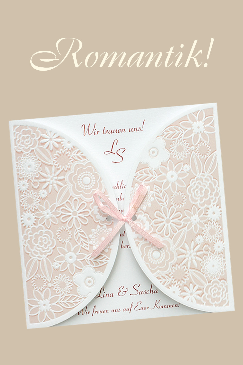 Romantische, rosa Einladungskarten mittig mit Schleife als Verschluss.