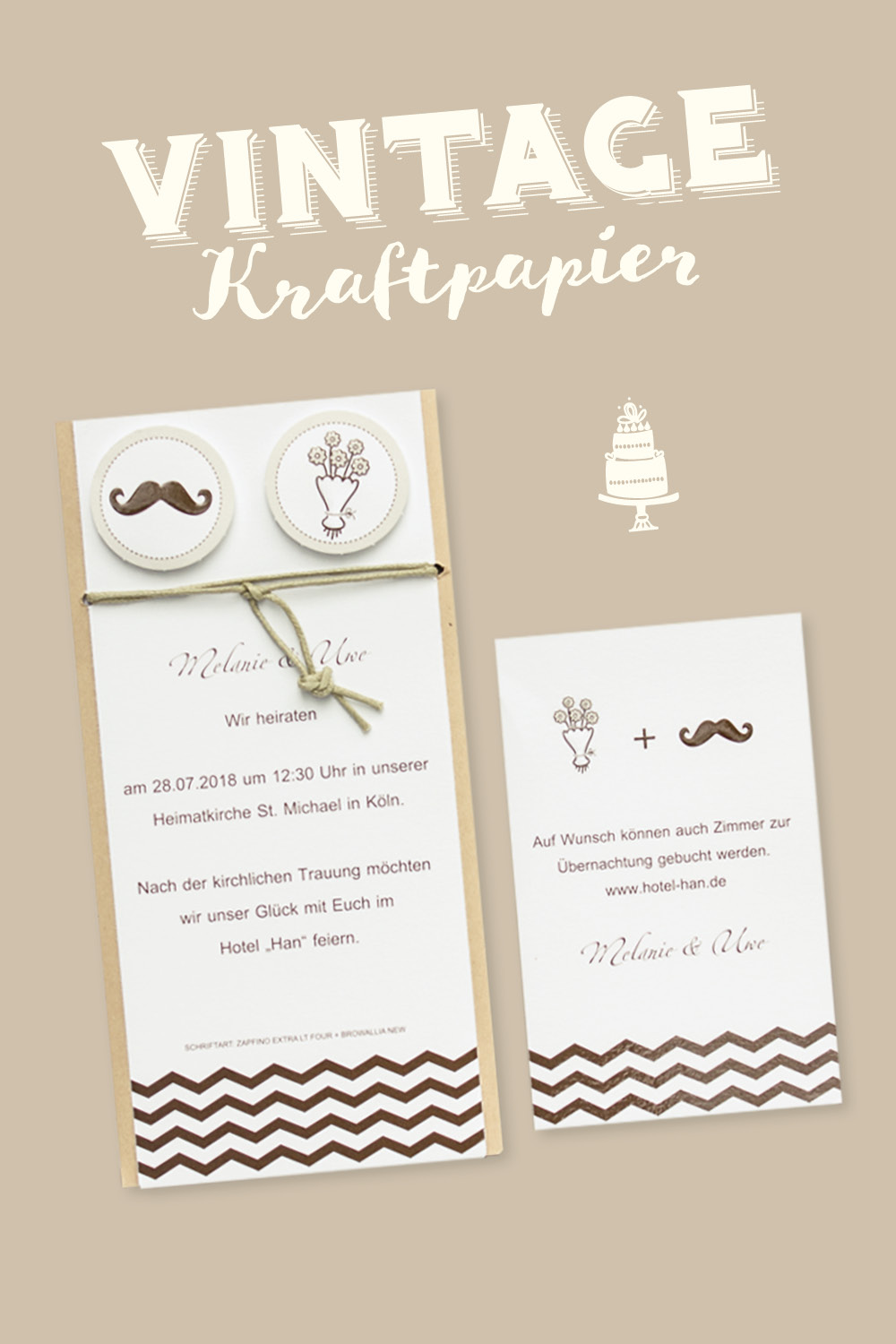 Große Hochzeitseinladung mit zwei aufgeklebten Buttons und angknüpfter Kordel, sowie eine kleinere Zusatzkarte. Beide im Vintage-Style gestaltet.