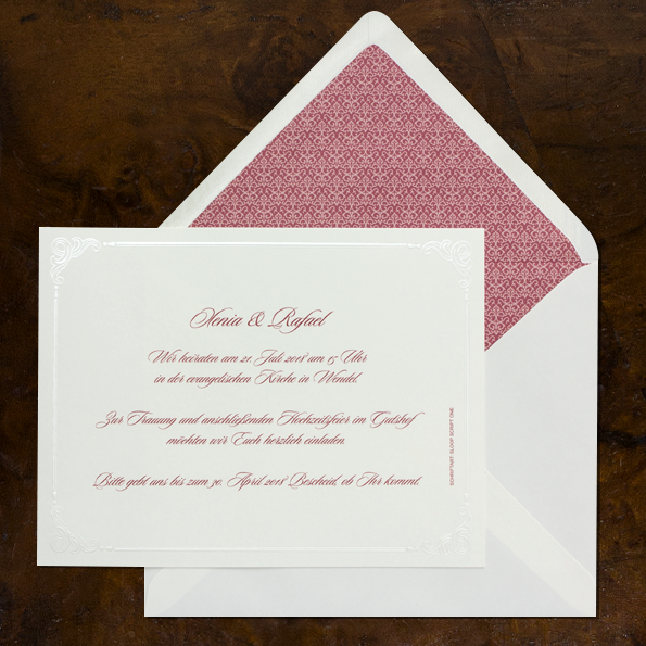 Klassische, edle Hochzeitseinladungen – vergrößerte Abbildung Klassische, Hochzeitseinladungen mit Kuvert vor Holzhintergrund.