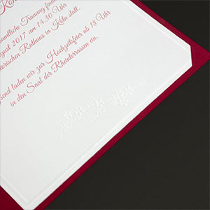 Vergrößerte Abbildung Detail des geprägten Texteinlegers.