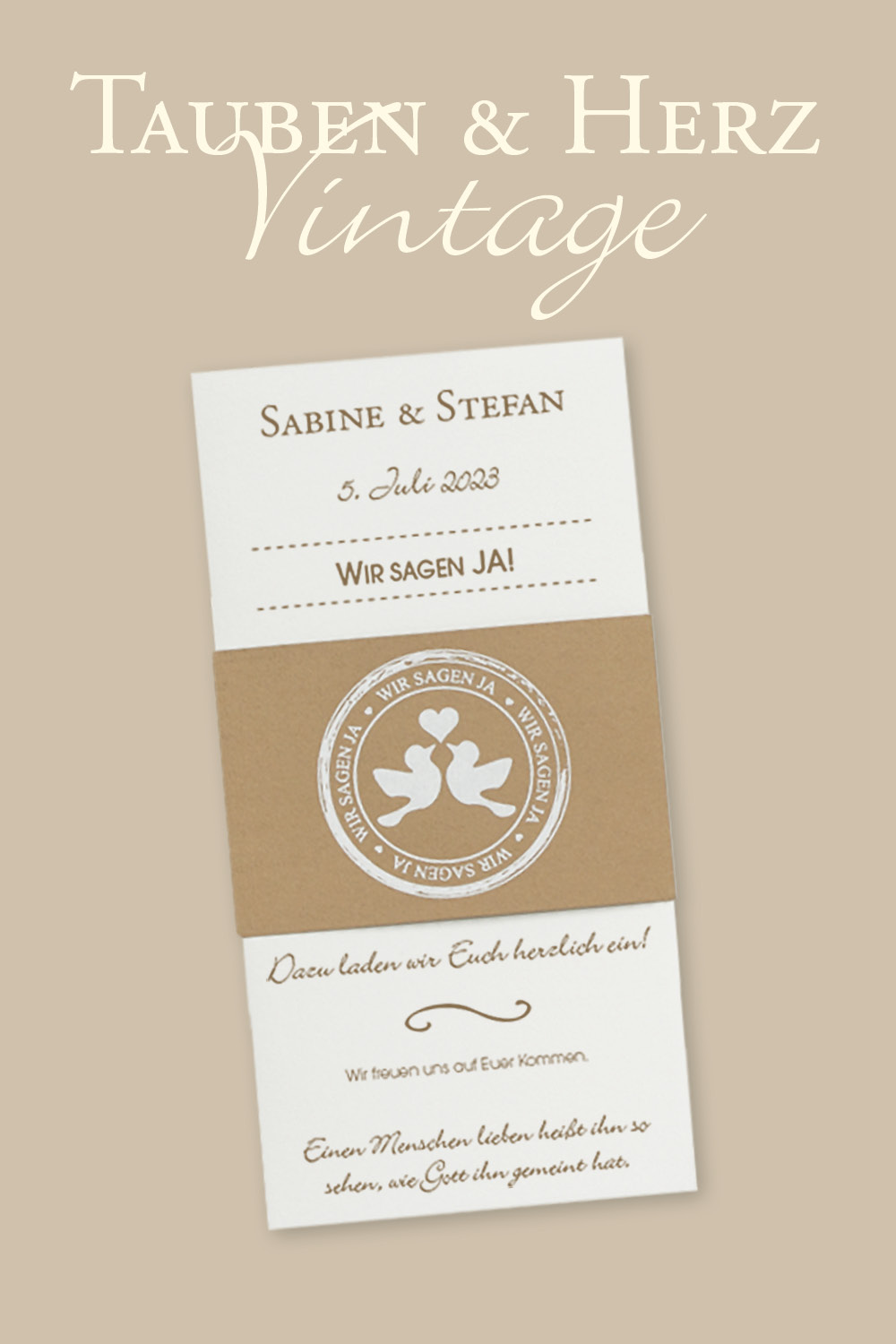 Weiße Hochzeitseinladungskarte mit brauner Kraftkarton-Banderole die mit einem turtelnden Taubenpärchen verzeirt ist.