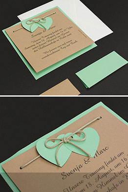 Die bedruckten Karten mit Kuvert und Tischkarten.