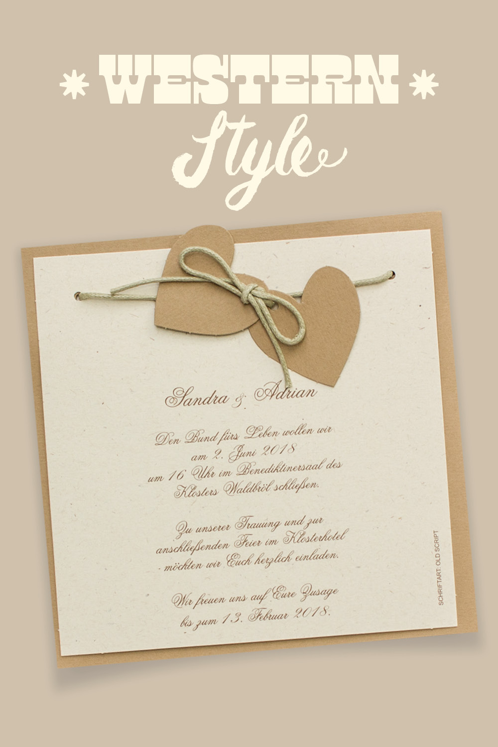 Quadratische Hochzeitseinladungen im Western-Style aus Kraftpapier und Strohpapier mit zwei angeknüpften Herzen.