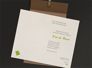 Vergrößerte Abbildung Aufgeklappter Texteinleger, auf der Hochzeitseinladung liegend.