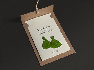 Vergrößerte Abbildung Hochzeitseinladung mit eingestecktem Texteinleger.