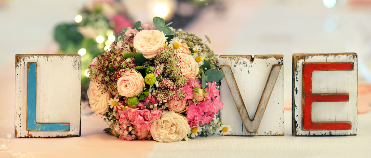 Brautstrauss neben Holzlettern