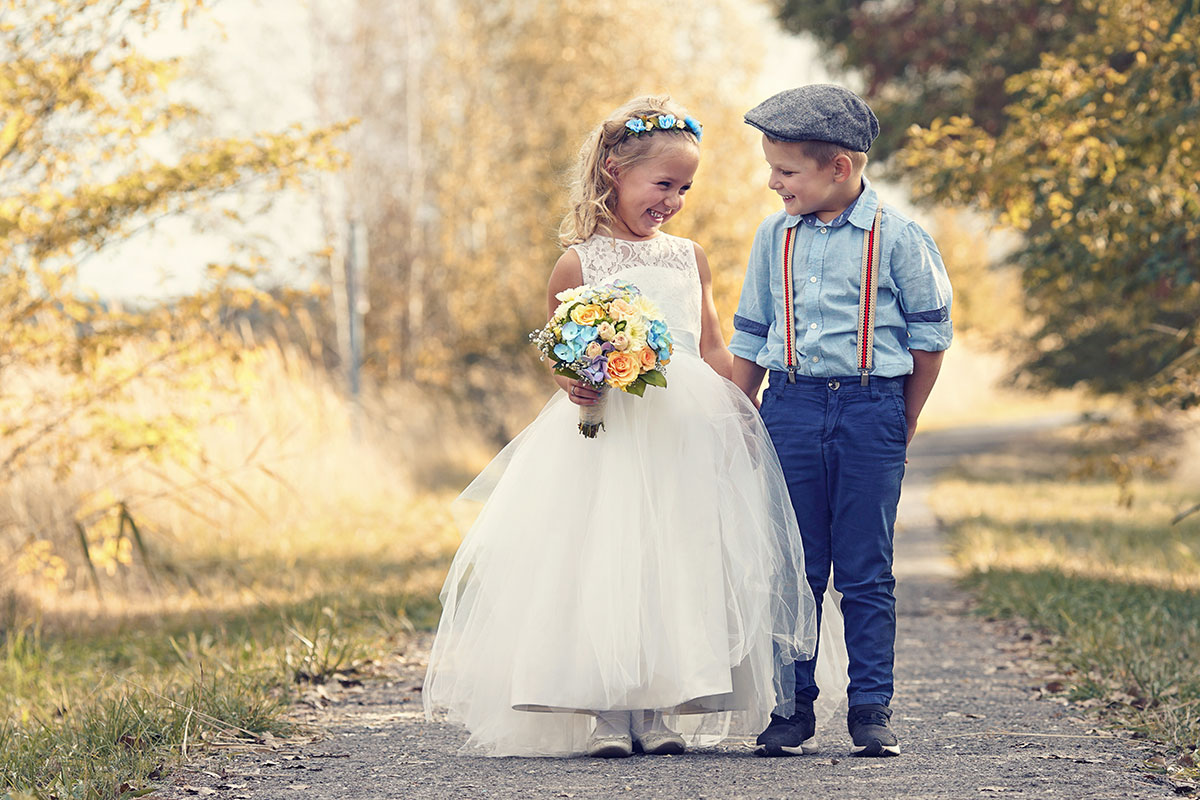 Kinder spielen Hochzeit